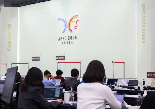 (251031) -- GYEONGJU, Oct. 31, 2025 (Xinhua) -- Journalists work at the media center in Gyeongju, South Korea, Oct. 31, 2025. The first session of the 32nd Asia-Pacific Economic Cooperation (APEC) Economic Leaders' Meeting kicked off in Gyeongju, South Korea, on Friday. (Xinhua/Zhang Haobo)
