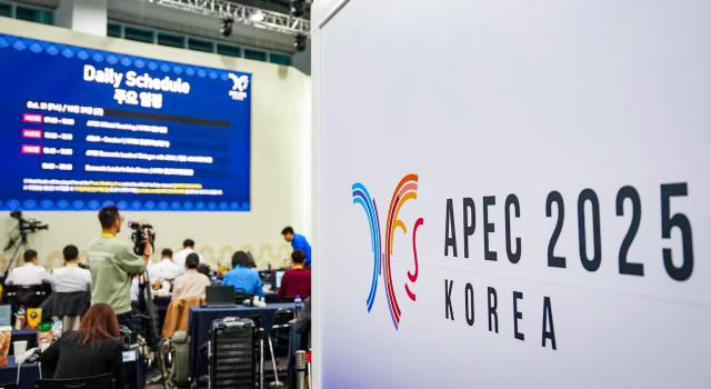 (251031) -- GYEONGJU, Oct. 31, 2025 (Xinhua) -- Journalists work at the media center in Gyeongju, South Korea, Oct. 31, 2025. The first session of the 32nd Asia-Pacific Economic Cooperation (APEC) Economic Leaders' Meeting kicked off in Gyeongju, South Korea, on Friday. (Xinhua/Jia Haocheng)