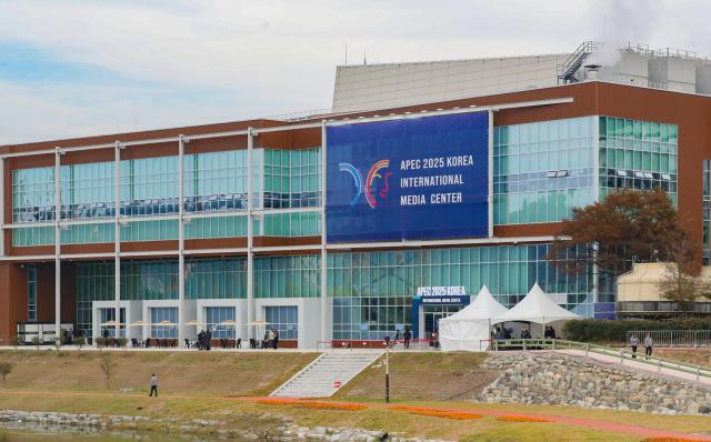 (251031) -- GYEONGJU, Oct. 31, 2025 (Xinhua) -- This photo shows the exterior view of the media center in Gyeongju, South Korea, Oct. 31, 2025. The first session of the 32nd Asia-Pacific Economic Cooperation (APEC) Economic Leaders' Meeting kicked off in Gyeongju, South Korea, on Friday. (Xinhua/Yao Qilin)