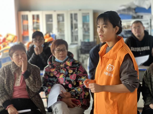 (251031) -- TIANJIN, Oct. 31, 2025 (Xinhua) -- A staff member of a local elderly care group trains bathing assistants in Tianjin, north China, Oct. 23, 2025. TO GO WITH "Feature: A warm bath, a dignified life in north China's Tianjin" (Xinhua/Bao Qingling)