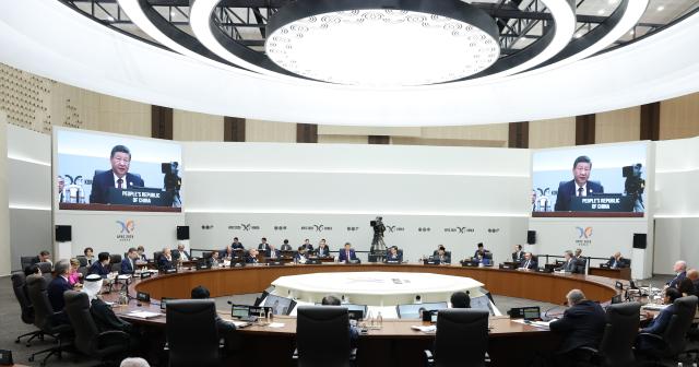 (251031) -- GYEONGJU, Oct. 31, 2025 (Xinhua) -- Chinese President Xi Jinping attends the first session of the 32nd Asia-Pacific Economic Cooperation (APEC) Economic Leaders' Meeting and delivers a speech titled "Building an Inclusive Open Asia-Pacific Economy for All" in Gyeongju, South Korea, Oct. 31, 2025. The first session of the 32nd APEC Economic Leaders' Meeting kicked off in Gyeongju, South Korea, on Friday. (Xinhua/Huang Jingwen)