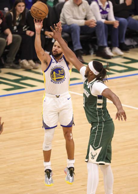 (251031) -- MILWAUKEE, Oct. 31, 2025 (Xinhua) -- Golden State Warriors' Stephen Curry (L) shoots the ball during the 2025-2026 NBA regular season game between Milwaukee Bucks and Golden State Warriors in Milwaukee, the United States, on Oct. 30, 2025. (Photo by Joel Lerner/Xinhua)
