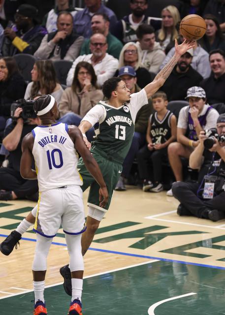 (251031) -- MILWAUKEE, Oct. 31, 2025 (Xinhua) -- Milwaukee Bucks' Ryan Rollins (R) goes to the basket during the 2025-2026 NBA regular season game between Milwaukee Bucks and Golden State Warriors in Milwaukee, the United States, on Oct. 30, 2025. (Photo by Joel Lerner/Xinhua)