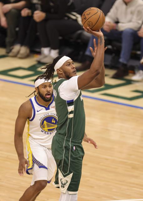 (251031) -- MILWAUKEE, Oct. 31, 2025 (Xinhua) -- Milwaukee Bucks' Myles Turner (R) shoots the ball during the 2025-2026 NBA regular season game between Milwaukee Bucks and Golden State Warriors in Milwaukee, the United States, on Oct. 30, 2025. (Photo by Joel Lerner/Xinhua)