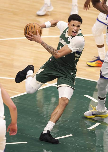 (251031) -- MILWAUKEE, Oct. 31, 2025 (Xinhua) -- Milwaukee Bucks' Ryan Rollins drives to the basket during the 2025-2026 NBA regular season game between Milwaukee Bucks and Golden State Warriors in Milwaukee, the United States, on Oct. 30, 2025. (Photo by Joel Lerner/Xinhua)