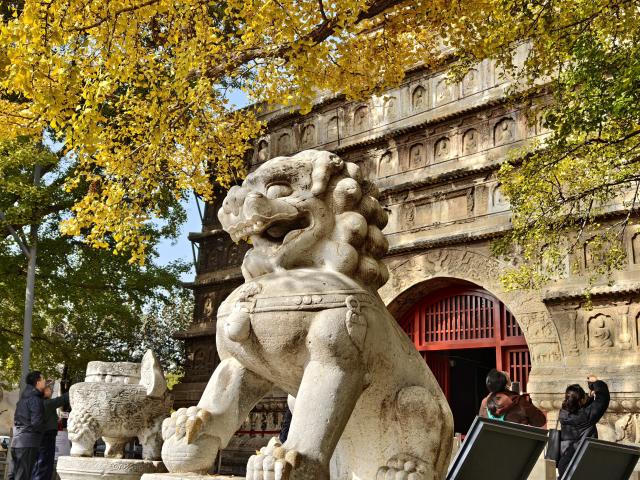 (251031) -- BEIJING, Oct. 31, 2025 (Xinhua) -- This photo taken by a mobile phone on Oct. 31, 2025 shows tourists visiting Wuta (five-pagoda) Temple in Beijing, capital of China. (Xinhua/Xu Jinquan)
