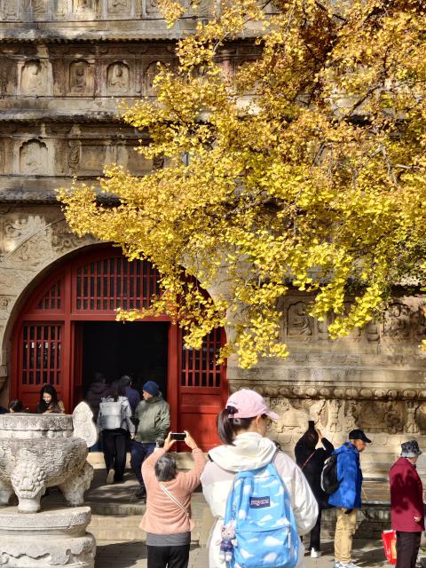 (251031) -- BEIJING, Oct. 31, 2025 (Xinhua) -- This photo taken by a mobile phone on Oct. 31, 2025 shows tourists visiting Wuta (five-pagoda) Temple in Beijing, capital of China. (Xinhua/Xu Jinquan)