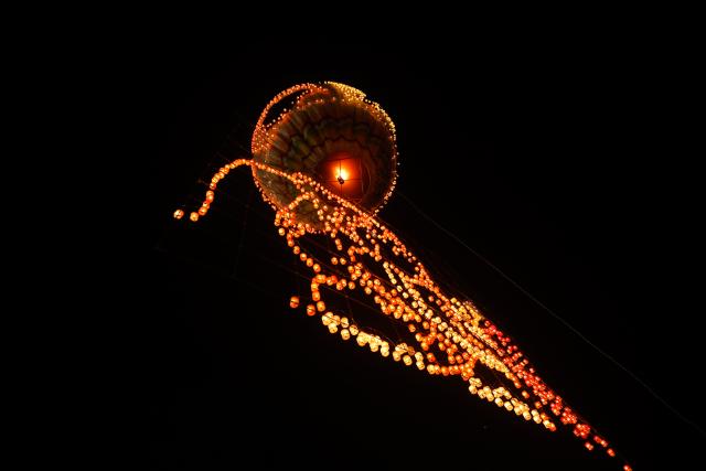 (251031) -- TAUNGGYI, Oct. 31, 2025 (Xinhua) -- A hot-air balloon carrying small lanterns is pictured during the Taunggyi Hot-Air Balloon Festival in Taunggyi, Shan state, Myanmar, Oct. 30, 2025. TO GO WITH "Feature: Myanmar's hot-air balloon festival blends heritage, unity with joy" (Xinhua/Myo Kyaw Soe)