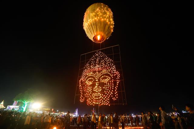 (251031) -- TAUNGGYI, Oct. 31, 2025 (Xinhua) -- A hot-air balloon carrying small lanterns is pictured during the Taunggyi Hot-Air Balloon Festival in Taunggyi, Shan state, Myanmar, Oct. 30, 2025. TO GO WITH "Feature: Myanmar's hot-air balloon festival blends heritage, unity with joy" (Xinhua/Myo Kyaw Soe)