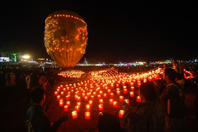 (251031) -- TAUNGGYI, Oct. 31, 2025 (Xinhua) -- People prepare to release a hot-air balloon during the Taunggyi Hot-Air Balloon Festival in Taunggyi, Shan state, Myanmar, Oct. 30, 2025. TO GO WITH "Feature: Myanmar's hot-air balloon festival blends heritage, unity with joy" (Xinhua/Myo Kyaw Soe)