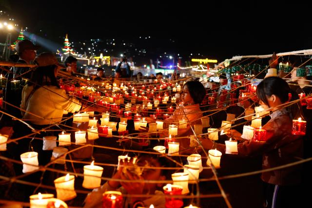(251031) -- TAUNGGYI, Oct. 31, 2025 (Xinhua) -- People attach small lanterns to a hot-air balloon during the Taunggyi Hot-Air Balloon Festival in Taunggyi, Shan state, Myanmar, Oct. 30, 2025. TO GO WITH "Feature: Myanmar's hot-air balloon festival blends heritage, unity with joy" (Xinhua/Myo Kyaw Soe)