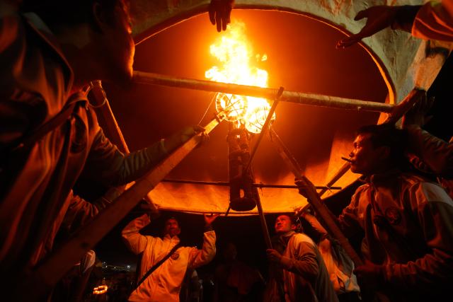 (251031) -- TAUNGGYI, Oct. 31, 2025 (Xinhua) -- People prepare to release a hot-air balloon during the Taunggyi Hot-Air Balloon Festival in Taunggyi, Shan state, Myanmar, Oct. 30, 2025. TO GO WITH "Feature: Myanmar's hot-air balloon festival blends heritage, unity with joy" (Xinhua/Myo Kyaw Soe)