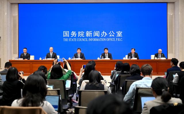 (251031) -- BEIJING, Oct. 31, 2025 (Xinhua) -- The State Council Information Office (SCIO) holds a policy briefing on promoting green trade in Beijing, capital of China, Oct. 31, 2025. (Xinhua/Chen Yehua)