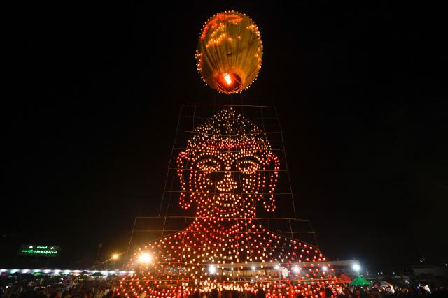 (251031) -- TAUNGGYI, Oct. 31, 2025 (Xinhua) -- People release a hot-air balloon carrying small lanterns during the Taunggyi Hot-Air Balloon Festival in Taunggyi, Shan state, Myanmar, Oct. 31, 2025. TO GO WITH "Feature: Myanmar's hot-air balloon festival blends heritage, unity with joy" (Xinhua/Myo Kyaw Soe)