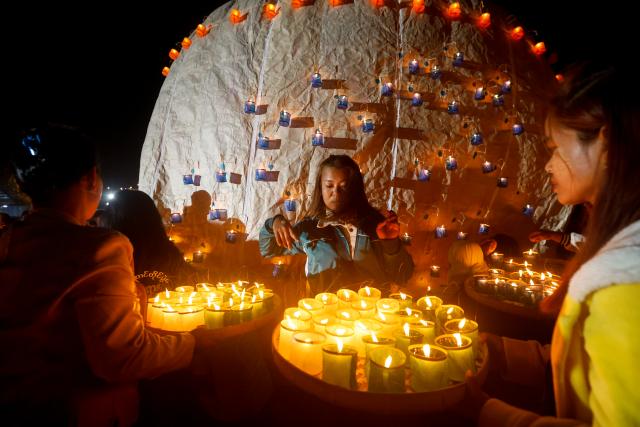 (251031) -- TAUNGGYI, Oct. 31, 2025 (Xinhua) -- People attach small lanterns to a hot-air balloon during the Taunggyi Hot-Air Balloon Festival in Taunggyi, Shan state, Myanmar, Oct. 31, 2025. TO GO WITH "Feature: Myanmar's hot-air balloon festival blends heritage, unity with joy" (Xinhua/Myo Kyaw Soe)