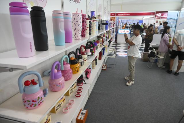 (251031) -- JAKARTA, Oct. 31, 2025 (Xinhua) -- People visit the 2025 China (Indonesia) International E-Commerce Industry Expo (CIEIE) at Jakarta International Expo in Jakarta, Indonesia, Oct. 29, 2025. TO GO WITH "Feature: China-Indonesia expo builds new bridges for industrial, e-commerce cooperation" (Xinhua/Zulkarnain)