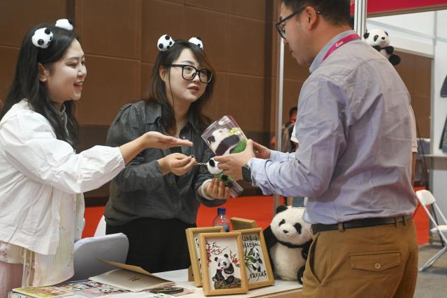 (251031) -- JAKARTA, Oct. 31, 2025 (Xinhua) -- People visit the 2025 China (Indonesia) International E-Commerce Industry Expo (CIEIE) at Jakarta International Expo in Jakarta, Indonesia, Oct. 29, 2025. TO GO WITH "Feature: China-Indonesia expo builds new bridges for industrial, e-commerce cooperation" (Xinhua/Zulkarnain)