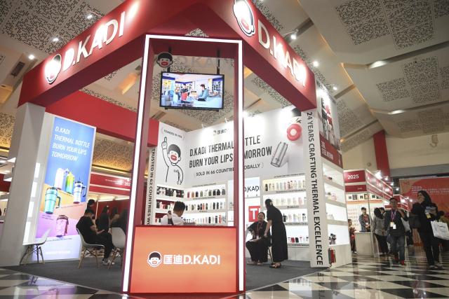 (251031) -- JAKARTA, Oct. 31, 2025 (Xinhua) -- People visit the 2025 China (Indonesia) International E-Commerce Industry Expo (CIEIE) at Jakarta International Expo in Jakarta, Indonesia, Oct. 29, 2025. TO GO WITH "Feature: China-Indonesia expo builds new bridges for industrial, e-commerce cooperation" (Xinhua/Zulkarnain)