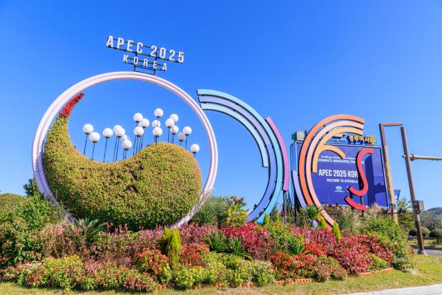 (251031) -- GYEONGJU, Oct. 31, 2025 (Xinhua) -- This photo taken on Oct. 28, 2025 shows a publicity installation of the 32nd Asia-Pacific Economic Cooperation (APEC) Economic Leaders' Meeting in Gyeongju, South Korea. The first session of the 32nd APEC Economic Leaders' Meeting was held in Gyeongju on Friday. (Photo by Park Jintaek/Xinhua)