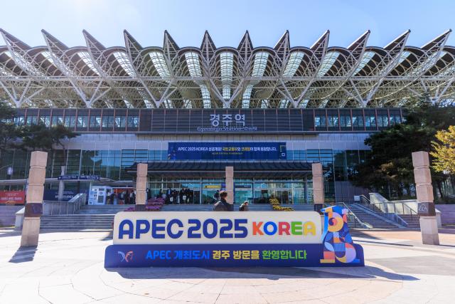 (251031) -- GYEONGJU, Oct. 31, 2025 (Xinhua) -- This photo taken on Oct. 28, 2025 shows a publicity installation of the 32nd Asia-Pacific Economic Cooperation (APEC) Economic Leaders' Meeting in Gyeongju, South Korea. The first session of the 32nd APEC Economic Leaders' Meeting was held in Gyeongju on Friday. (Photo by Park Jintaek/Xinhua)