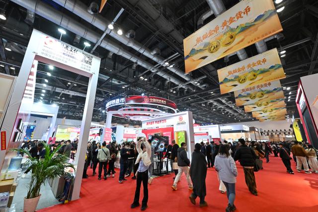 (251031) -- BEIJING, Oct. 31, 2025 (Xinhua) -- This photo taken on Oct. 31, 2025 shows the Beijing International Coin Exposition 2025 at the China National Convention Center in Beijing, capital of China. The three-day exposition kicked off here on Friday, attracting 323 exhibitors from 21 countries and regions. (Xinhua/Li Xin)