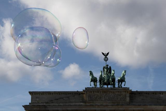 (251031) -- BERLIN, Oct. 31, 2025 (Xinhua) -- The Brandenburg Gate is pictured in Berlin, Germany, Oct. 29, 2025. Germany's gross domestic product (GDP) was flat in Q3 compared to the previous three months, provisional data from the Federal Statistical Office (Destatis) showed. (Xinhua/Zhang Haofu)