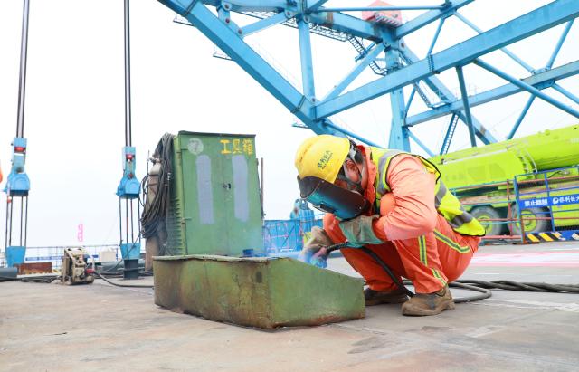 (251031) -- GUANGZHOU, Oct. 31, 2025 (Xinhua) -- A worker conducts welding operation at the construction site of Xiangshan grand bridge in Zhongshan City, south China's Guangdong Province, Oct. 31, 2025. As a key project of the eastern outer ring expressway in Zhongshan, Xiangshan grand bridge achieved its closure on Friday.
  With a main span of 880 meters and a total length of 1,776 meters, the grand bridge will further facilitate connectivity among core cities in the Guangdong-Hong Kong-Macao Greater Bay Area. (Xinhua/Wang Ruiping)