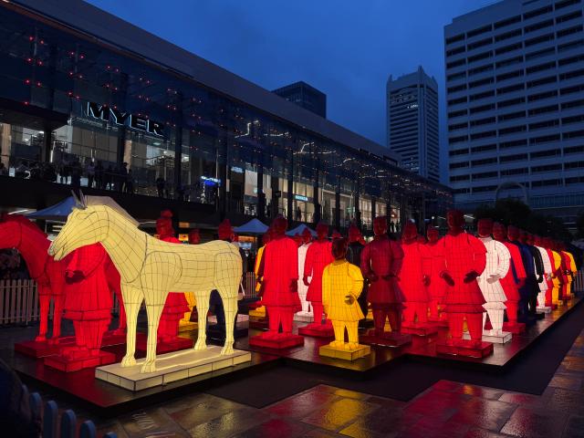 (251031) -- PERTH, Oct. 31, 2025 (Xinhua) -- This photo taken on Oct. 31, 2025 shows lanterns in shape of Terracotta Warriors in Perth, Australia. (Xinhua)