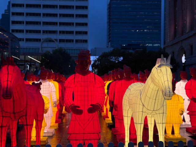 (251031) -- PERTH, Oct. 31, 2025 (Xinhua) -- This photo taken on Oct. 31, 2025 shows lanterns in shape of Terracotta Warriors in Perth, Australia. (Xinhua)