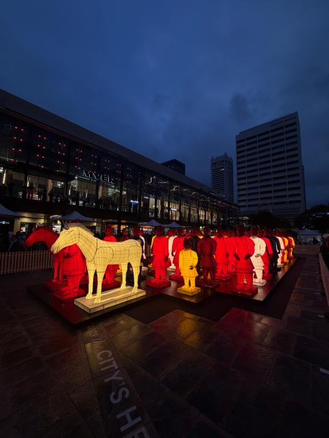(251031) -- PERTH, Oct. 31, 2025 (Xinhua) -- This photo taken on Oct. 31, 2025 shows lanterns in shape of Terracotta Warriors in Perth, Australia. (Xinhua)
