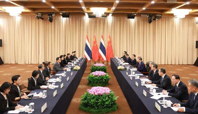 (251031) -- GYEONGJU, Oct. 31, 2025 (Xinhua) -- Chinese President Xi Jinping meets with Thai Prime Minister Anutin Charnvirakul on the sidelines of the 32nd Asia-Pacific Economic Cooperation (APEC) Economic Leaders' Meeting in Gyeongju, South Korea, Oct. 31, 2025. (Xinhua/Ding Lin)