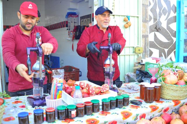 (251031) -- TUNIS, Oct. 31, 2025 (Xinhua) -- Vendors make pomegranate juice in Testour, Tunisia, Oct. 31, 2025. The city of Testour, a major pomegranate-producing region in Tunisia, hosts a pomegranate festival from October 29 to November 2. (Photo by Adel Ezzine/Xinhua)