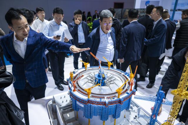 (251101) -- BEIJING, Nov. 1, 2025 (Xinhua) -- People visit the 2025 International (Wuhan) Intelligent Building Industry Expo at the China Optics Valley Convention and Exhibition Center in Wuhan, central China's Hubei Province, Oct. 31, 2025. (Xinhua/Wu Zhizun)