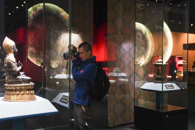 (251101) -- BEIJING, Nov. 1, 2025 (Xinhua) -- A tourist visits an exhibition at Xizang Museum in Lhasa, southwest China's Xizang Autonomous Region, Oct. 30, 2025. To celebrate the autonomous region's 60th founding anniversary, a joint exhibition showcasing cultural relics from the Palace Museum, the Xizang Museum, the Potala Palace and the Norbulingka is held in Lhasa. (Xinhua/Zhou Jiayi)