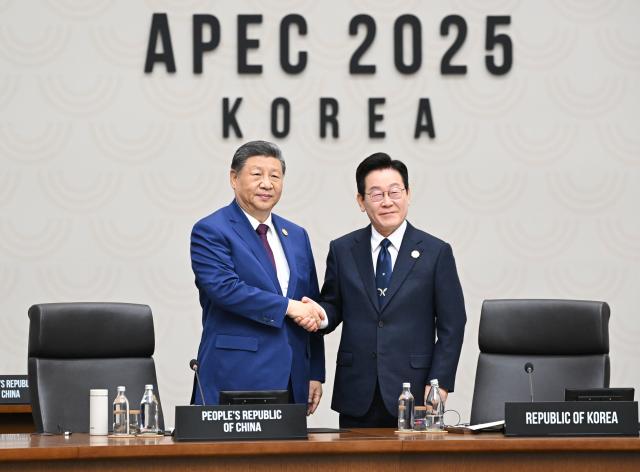 (251101) -- GYEONGJU, Nov. 1, 2025 (Xinhua) -- Chinese President Xi Jinping shakes hands with South Korean President Lee Jae-myung during the APEC chairmanship handover session of the 32nd APEC Economic Leaders' Meeting in Gyeongju, South Korea, Nov. 1, 2025. Xi said here on Saturday that the Chinese city of Shenzhen will host the APEC Economic Leaders' Meeting in November 2026. (Xinhua/Xie Huanchi)