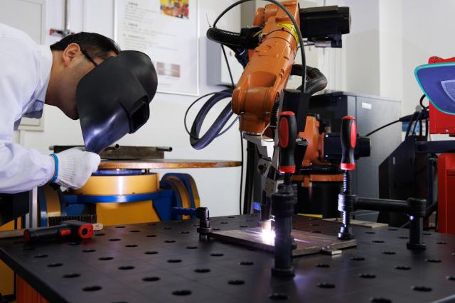 (251101) -- SHANGHAI, Nov. 1, 2025 (Xinhua) -- A researcher observes the welding progress of alloy materials used in building the Thorium Molten Salt Reactor, at a laboratory of Jiading campus of the Chinese Academy of Sciences' Shanghai Institute of Applied Physics (SINAP) in east China's Shanghai, Oct. 23, 2025. China has successfully achieved the first-ever thorium to uranium nuclear fuel conversion in a Thorium Molten Salt Reactor (TMSR), and obtained valid experimental data following thorium fuel loading, confirming the technical feasibility of thorium utilization in a molten-salt reactor nuclear energy system, according to the Chinese Academy of Sciences' Shanghai Institute of Applied Physics (SINAP) on Saturday. 
   TO GO WITH "China achieves thorium-uranium nuclear fuel conversion in molten-salt reactor" (Xinhua/Jin Liwang)