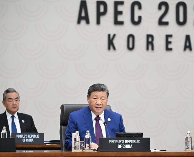 (251101) -- GYEONGJU, Nov. 1, 2025 (Xinhua) -- Chinese President Xi Jinping attends the second session of the 32nd APEC Economic Leaders' Meeting and delivers a speech titled "Jointly Forging a Sustainable and Brighter Future" in Gyeongju, South Korea, Nov. 1, 2025. (Xinhua/Xie Huanchi)