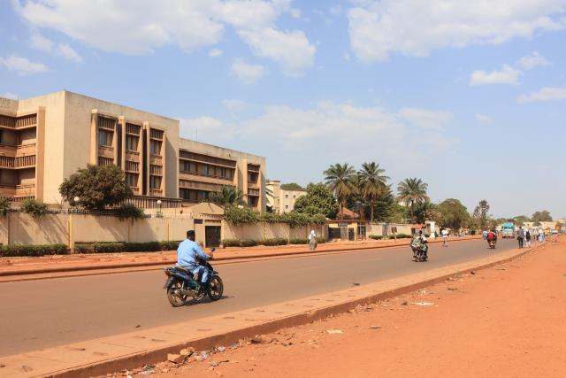 (251101) -- BAMAKO, Nov. 1, 2025 (Xinhua) -- This photo taken on Oct. 28, 2025 shows a street view in Bamako, the capital of Mali. TO GO WITH "Feature: Fuel shortage deepens multi-sector crisis gripping Mali" (Xinhua/Wang Yue)