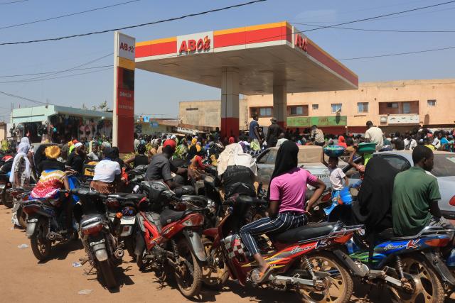(251101) -- BAMAKO, Nov. 1, 2025 (Xinhua) -- People queue at a gas station to refuel vehicles in Bamako, the capital of Mali, Oct. 29, 2025. TO GO WITH "Feature: Fuel shortage deepens multi-sector crisis gripping Mali" (Xinhua/Wang Yue)
