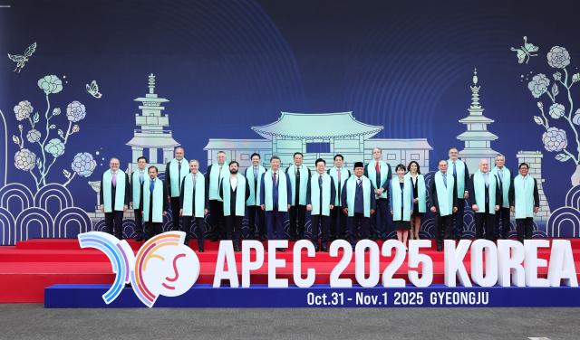 (251101) -- GYEONGJU, Nov. 1, 2025 (Xinhua) -- Chinese President Xi Jinping and other leaders and representatives pose for a group photo after the second session of the 32nd APEC Economic Leaders' Meeting in Gyeongju, South Korea, Nov. 1, 2025. Xi attended the second session of the 32nd APEC Economic Leaders' Meeting and delivered a speech titled "Jointly Forging a Sustainable and Brighter Future" here on Saturday. (Xinhua/Yao Dawei)