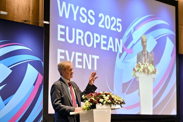 (251101) -- BRUSSELS, Nov. 1, 2025 (Xinhua) -- Jo Leinen, chair of the European Parliament's delegation for relations with China, delivers a speech at the European event of the 2025 World Young Scientist Summit (WYSS) in Brussels, Belgium, on Oct. 31, 2025. The European event of the WYSS 2025 was held here on Friday. Over 180 young scientists, university representatives, and leaders of innovation institutions from China, Belgium, the Netherlands, Germany, France, and other countries met here to discuss scientific research cooperation, commercialization of scientific and technological achievements, and talent cultivation. (Xinhua/Lyu You)