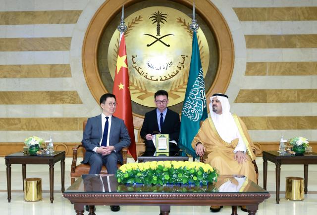 (251101) -- RIYADH, Nov. 1, 2025 (Xinhua) -- Chinese Vice President Han Zheng meets with Prince Saud bin Mishaal bin Abdulaziz, Deputy Governor of Makkah Region, in Jeddah, Saudi Arabia, Oct. 30, 2025. Han visited Saudi Arabia at the invitation of Saudi Arabia's Crown Prince and Prime Minister Mohammed bin Salman from Oct. 28 to Nov. 1. (Xinhua/Wang Ye)