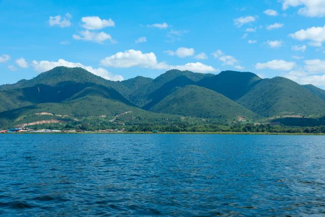 (251101) -- NYAUNGSHWE, Nov. 1, 2025 (Xinhua) -- This photo taken on Oct. 31, 2025 shows a view of Inle Lake at Nyaungshwe township in Shan state, Myanmar. (Xinhua/Myo Kyaw Soe)