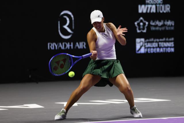 (251102) -- RIYADH, Nov. 2, 2025 (Xinhua) -- Madison Keys of the United States returns a ball during the women's singles round robin match against Iga Swiatek of Poland at the WTA Finals tennis tournament in Riyadh, Saudi Arabia, Nov. 1, 2025. (Xinhua/Luo Chen)