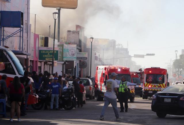 (251102) -- HERMOSILLO, Nov. 2, 2025 (Xinhua) -- People gather near the site of a fire-damaged chain department store in Hermosillo, Sonora state, northern Mexico, on Nov. 1, 2025. At least 22 people were killed after an explosion triggered a fire at a department store in Hermosillo, capital of the northern Mexican state of Sonora, local media reported Saturday.
   The explosion occurred in the afternoon at a chain department store in the city center, according to the reports. Witnesses said the fire quickly spread through the building and nearby vehicles, trapping several people inside. (El Sol de Hermosillo/Handout via Xinhua)