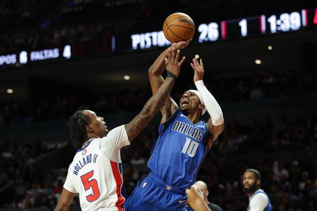 (251102) -- MEXICO CITY, Nov. 2, 2025 (Xinhua) -- Dallas Mavericks' Brandon Williams (R) shoots during the 2025-2026 NBA regular season match between Detroit Pistons and Dallas Mavericks in Mexico City, capital of Mexico, on Nov. 1, 2025. (Photo by Francisco Canedo/Xinhua)
