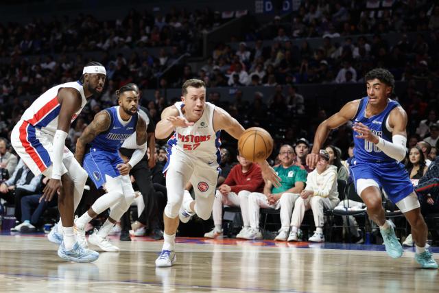 (251102) -- MEXICO CITY, Nov. 2, 2025 (Xinhua) -- Detroit Pistons's Duncan Robinson (2nd R) dribbles the ball during the 2025-2026 NBA regular season match between Detroit Pistons and Dallas Mavericks in Mexico City, capital of Mexico, on Nov. 1, 2025. (Photo by Francisco Canedo/Xinhua)