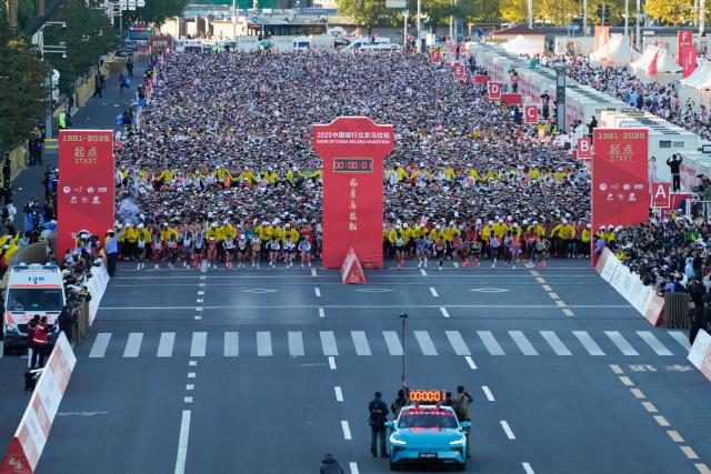 (251102) -- BEIJING, Nov. 2, 2025 (Xinhua) -- Participants start during the Beijing Marathon 2025 in Beijing, capital of China, Nov. 2, 2025. (Xinhua/Xie Han)