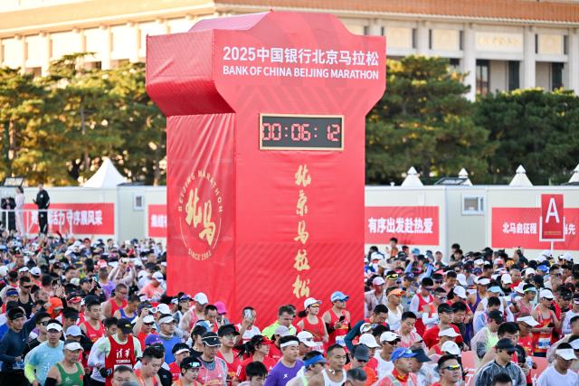 (251102) -- BEIJING, Nov. 2, 2025 (Xinhua) -- Participants start during the Beijing Marathon 2025 in Beijing, capital of China, Nov. 2, 2025. (Xinhua/Li Xulun)