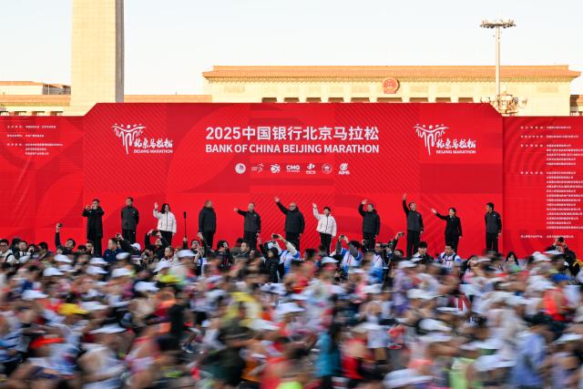 (251102) -- BEIJING, Nov. 2, 2025 (Xinhua) -- Participants start during the Beijing Marathon 2025 in Beijing, capital of China, Nov. 2, 2025. (Xinhua/Li Xulun)